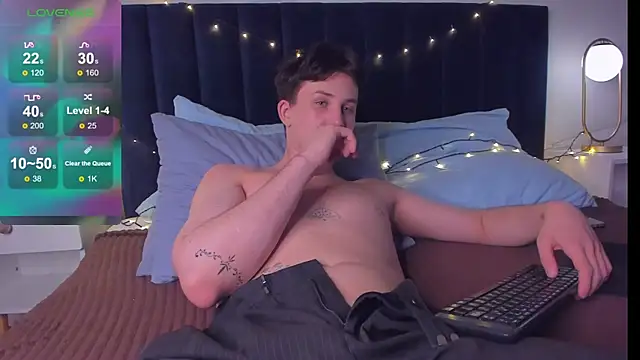 Snapshot of AdrianoAubert chatting on 10.12.25 AdrianoAubert online show from 10.12.25