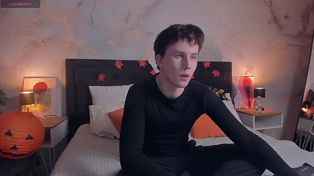 Snapshot of AdrianoAubert chatting on 10.27.25 AdrianoAubert online show from 10.27.25