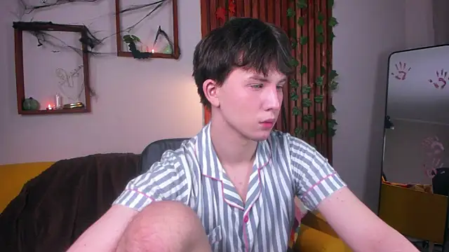 Snapshot of AdrianoAubert chatting on 10.31.25 AdrianoAubert online show from 10.31.25