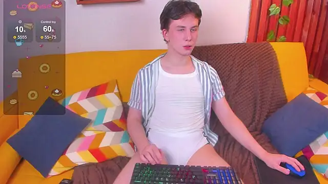 Snapshot of AdrianoAubert chatting on 10.31.25 AdrianoAubert online show from 10.31.25