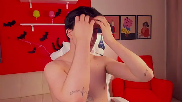 Snapshot of AdrianoAubert chatting on 11.08.25 AdrianoAubert online show from 11.08.25