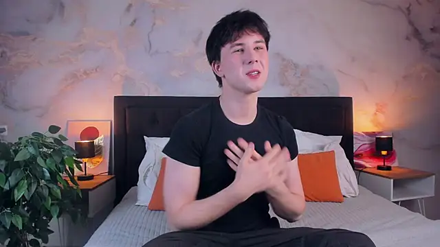 Snapshot of AdrianoAubert chatting on 11.11.25 AdrianoAubert online show from 11.11.25