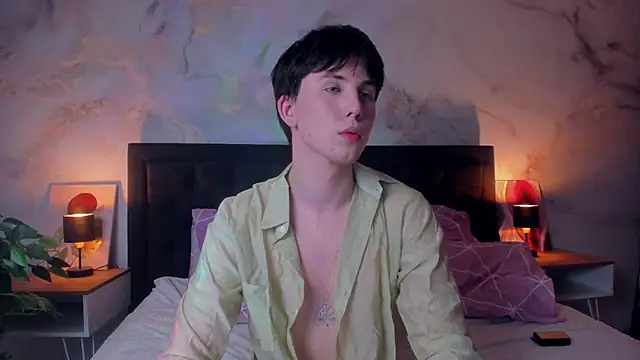 Snapshot of AdrianoAubert chatting on 11.15.25 AdrianoAubert online show from 11.15.25