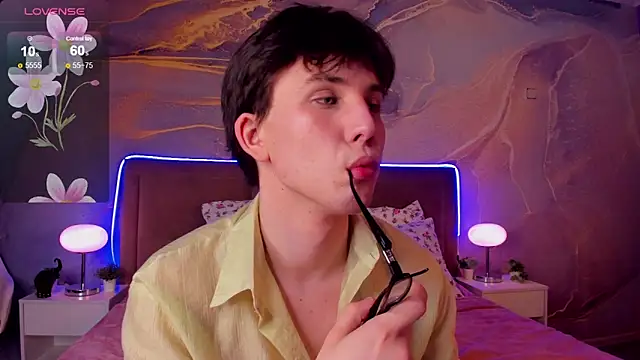 Snapshot of AdrianoAubert chatting on 11.21.25 AdrianoAubert online show from 11.21.25