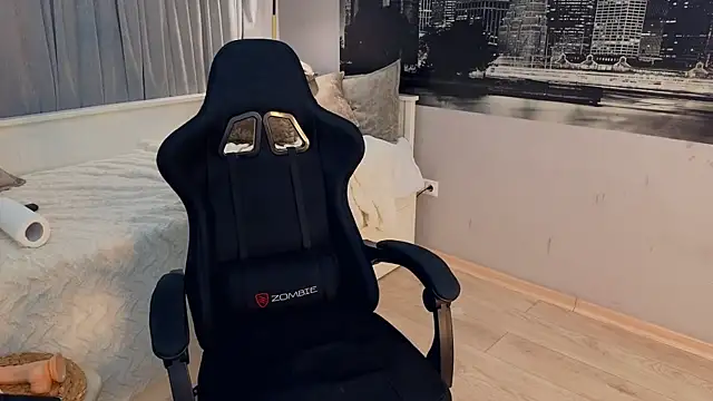 Nicole Hampton online show from 02.14.25