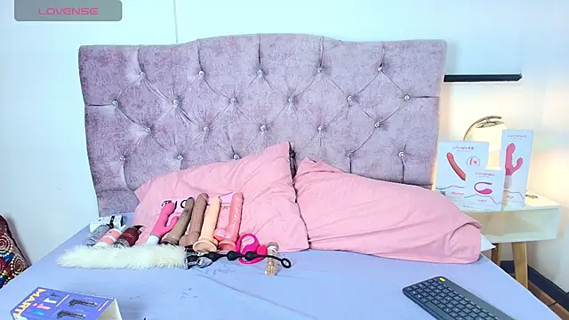 Skye Moore online show from 11.05.25