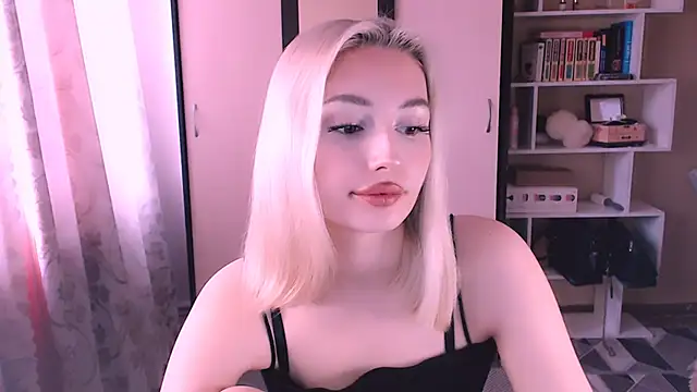 Snapshot of beauty_blonde chatting on 03.07.25 beauty blonde online show from 03.07.25