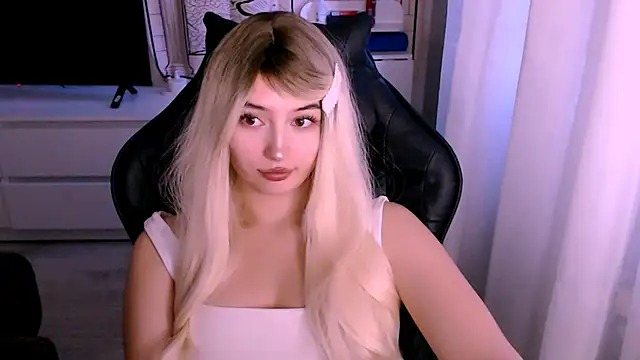 Snapshot of beauty_blonde chatting on 10.14.25 beauty blonde online show from 10.14.25