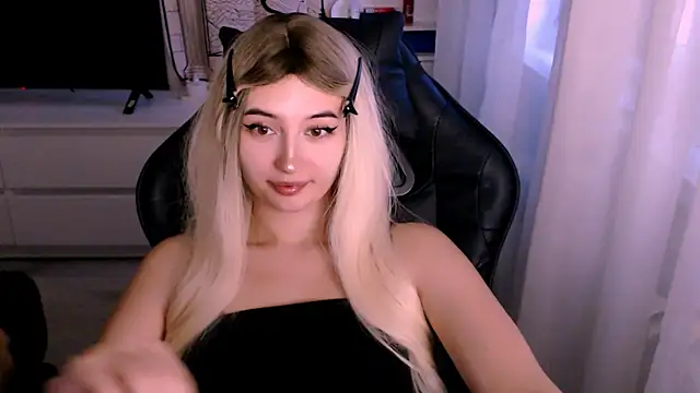 Snapshot of beauty_blonde chatting on 10.16.25 beauty blonde online show from 10.16.25