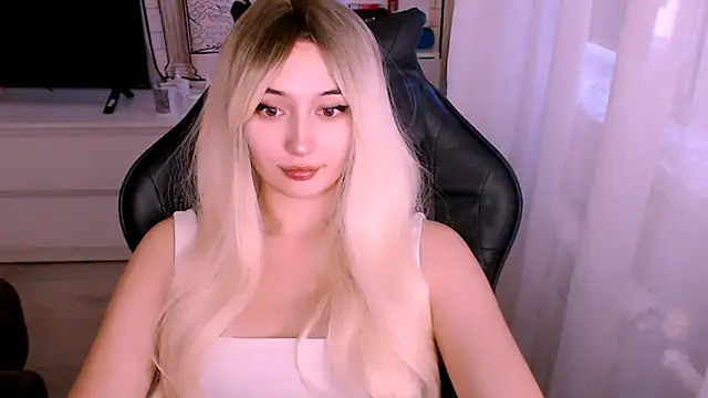 Snapshot of beauty_blonde chatting on 10.19.25 beauty blonde online show from 10.19.25