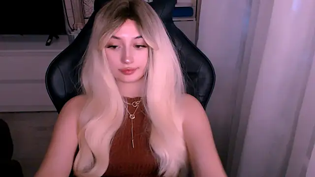 Snapshot of beauty_blonde chatting on 10.22.25 beauty blonde online show from 10.22.25