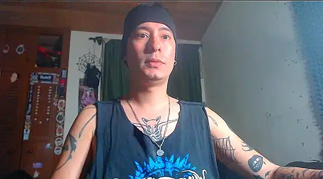 Snapshot of vampireathome chatting on 02.05.25 vampireathome online show from 02.05.25