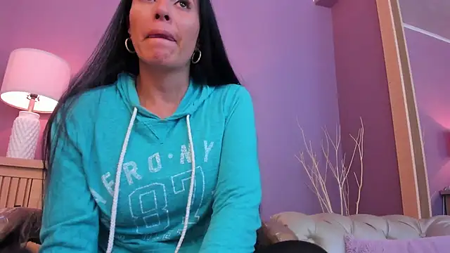 scarlet edwars online show from 03.07.25