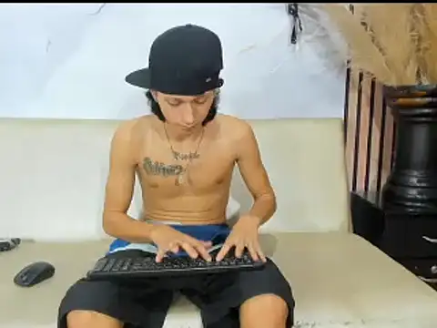Snapshot of LucioDelDuque chatting on 02.06.25 LucioDelDuque online show from 02.06.25