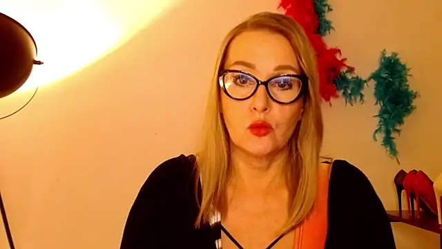 Snapshot of leaxSTAR chatting on 03.18.25 leaxSTAR online show from 03.18.25