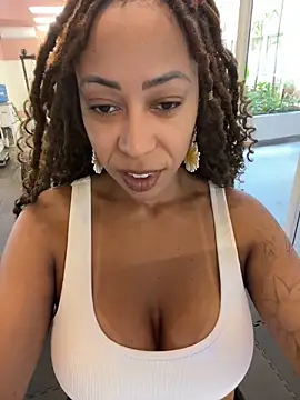 Snapshot of dianagolley420 chatting on 02.11.25 dianagolley420 online show from 02.11.25