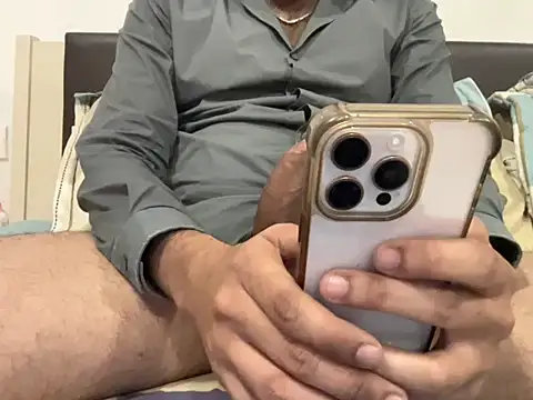 Snapshot of iamabigdickindian chatting on 09.25.25 iamabigdickindian online show from 09.25.25