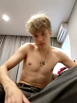 Snapshot of And25bn chatting on 11.05.25 And25bn online show from 11.05.25