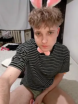 Snapshot of And25bn chatting on 03.27.26 And25bn online show from 03.27.26