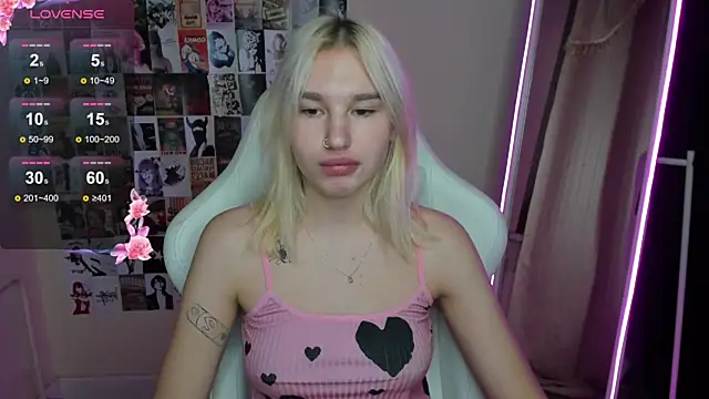 EvelinaLuu online show from 11.18.25