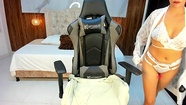 Holly 22 online show from 02.27.25