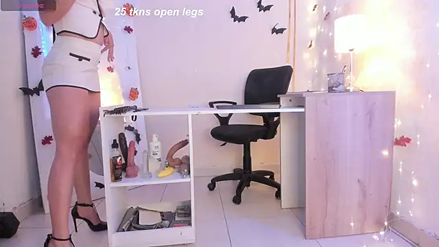 Emylyjonhs online show from 10.18.25