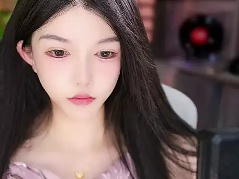 Snapshot of vv-77 chatting on 12.17.25 vv-77 online show from 12.17.25