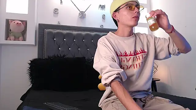 Snapshot of MaikyCooper chatting on 03.05.25 MaikyCooper online show from 03.05.25