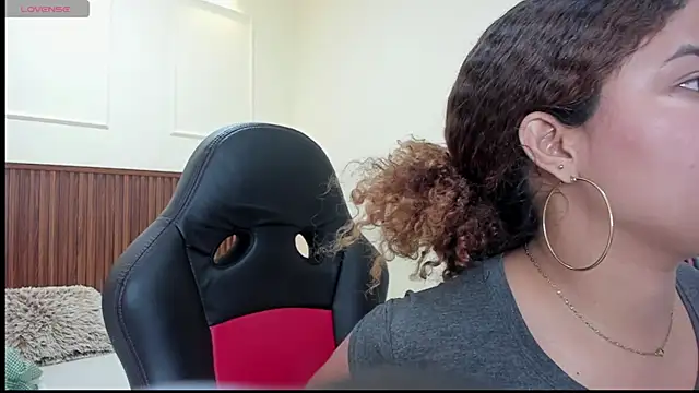 Snapshot of MELINAMARTINS chatting on 10.17.25 MELINAMARTINS online show from 10.17.25