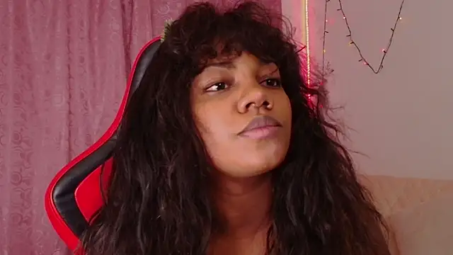 Snapshot of Daphnewalker__ chatting on 12.20.25 Daphnewalker online show from 12.20.25