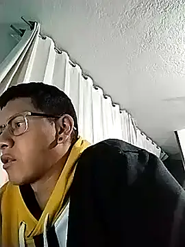 Snapshot of Luiyi1997 chatting on 03.09.25 Luiyi1997 online show from 03.09.25