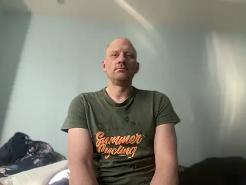 Snapshot of Krzysiekg123 chatting on 02.20.25 Krzysiekg123 online show from 02.20.25