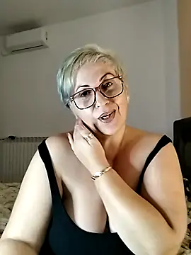 Snapshot of Pumabionda chatting on 10.21.25 Pumabionda online show from 10.21.25