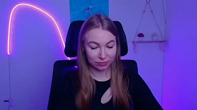 Snapshot of Dana_flowers chatting on 12.05.25 Dana flowers online show from 12.05.25