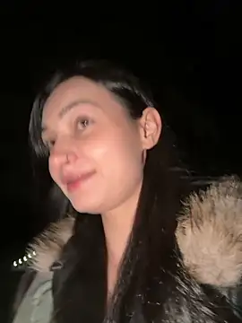 Snapshot of lunalovelee chatting on 10.21.25 lunalovelee online show from 10.21.25