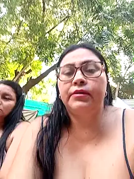 Snapshot of promiscuous-indecent-momm chatting on 12.16.25 promiscuous-indecent-momm online show from 12.16.25