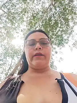 Snapshot of promiscuous-indecent-momm chatting on 02.14.26 promiscuous-indecent-momm online show from 02.14.26