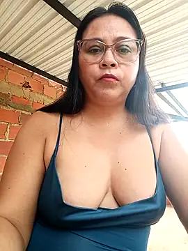 Snapshot of promiscuous-indecent-momm chatting on 02.23.26 promiscuous-indecent-momm online show from 02.23.26