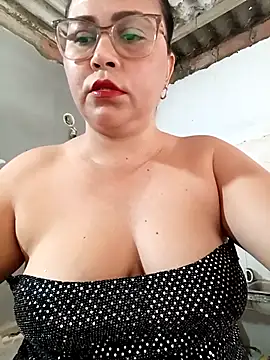 Snapshot of promiscuous-indecent-momm chatting on 03.01.26 promiscuous-indecent-momm online show from 03.01.26