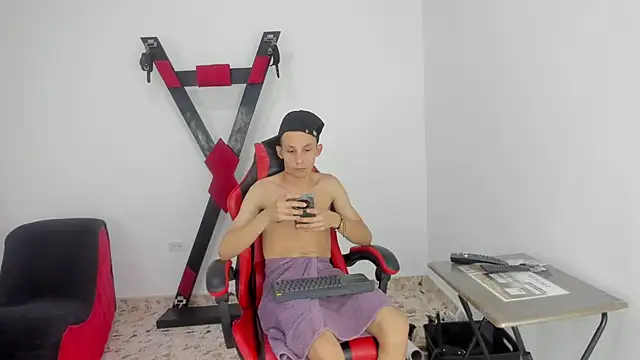 Snapshot of Isak_Millan chatting on 10.13.25 Isak Millan online show from 10.13.25