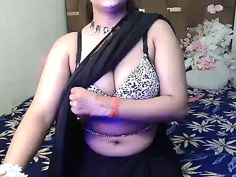 Snapshot of megancatluna chatting on 10.03.25 megancatluna online show from 10.03.25