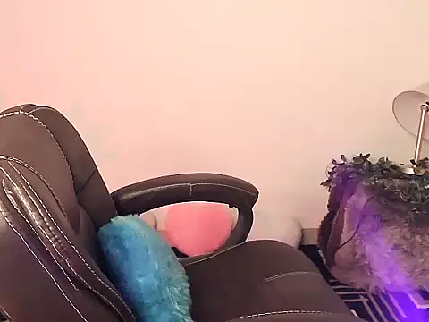 Snapshot of megancatluna chatting on 11.21.25 megancatluna online show from 11.21.25