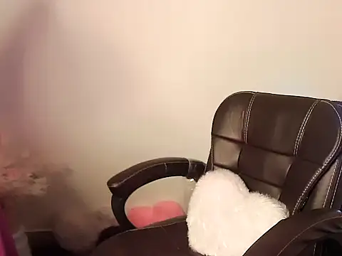 Snapshot of megancatluna chatting on 11.30.25 megancatluna online show from 11.30.25