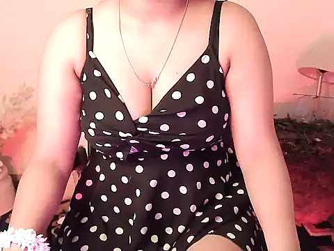 Snapshot of megancatluna chatting on 12.05.25 megancatluna online show from 12.05.25