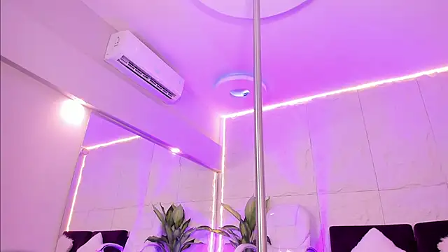 MelanieHillss online show from 12.17.25