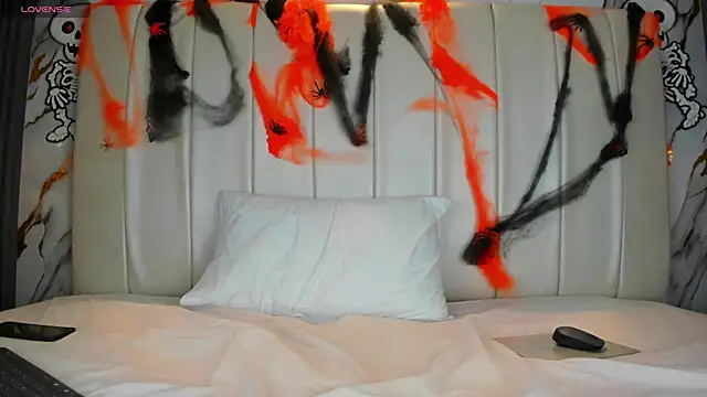 Snapshot of EvaMillins chatting on 10.28.25 EvaMillins online show from 10.28.25