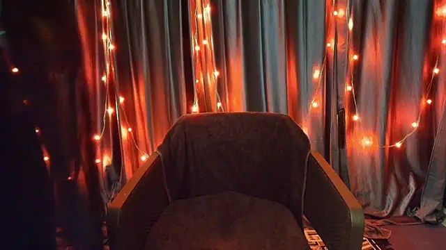 Snapshot of goldiwets chatting on 10.26.25 goldiwets online show from 10.26.25