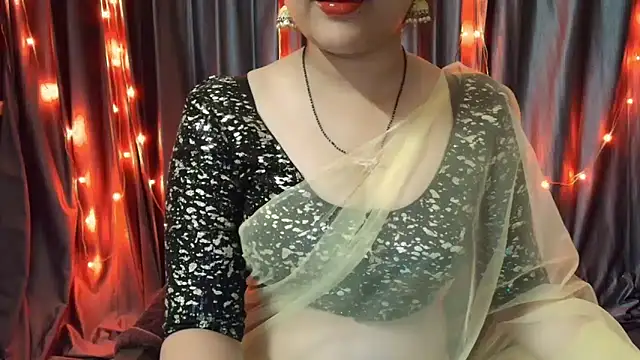 Snapshot of goldiwets chatting on 10.29.25 goldiwets online show from 10.29.25