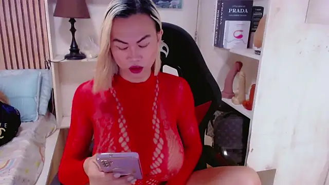 Snapshot of BustyBigBoobsHugeCockTS chatting on 02.18.25 BustyBigBoobsHugeCockTS online show from 02.18.25