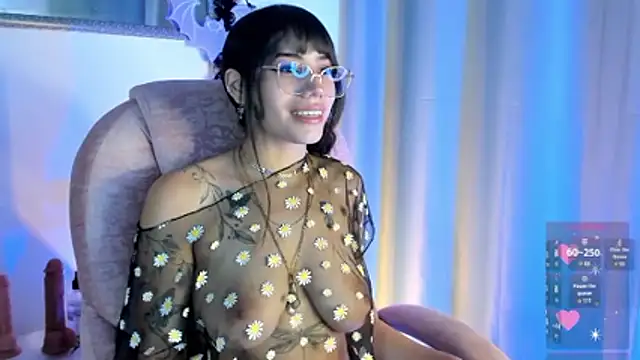 Snapshot of daenerysar5 chatting on 10.22.25 daenerysar5 online show from 10.22.25